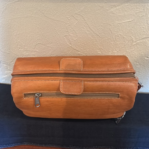 Argentinian Casa Lopez heavy leather vanity case - Picture 4 of 15